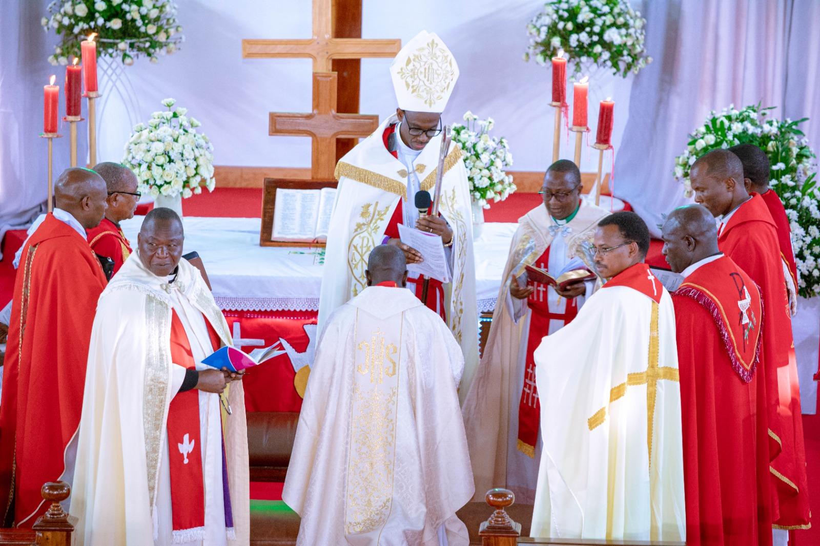 Askofu wa KKKT-DMZV akimwingiza kazini Msaidizi wa Askofu