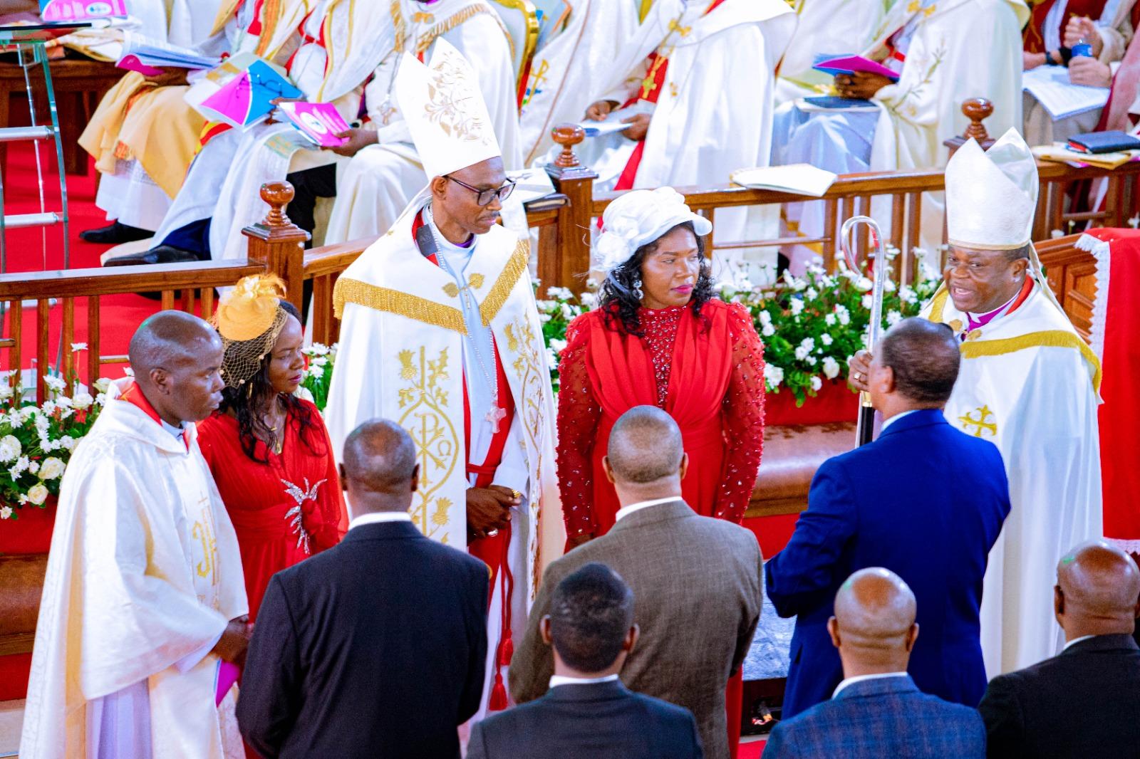 Matukio mengine katika ibada ya kumsiimika Askofu na Kumwingiza kazini msaidizi wa Askofu